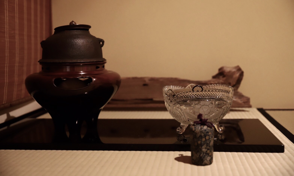 奈良　nara 三五夜　隠れ家　茶室　にじり口　月釜　茶会　茶席　茶道　抹茶　濃茶　薄茶　続き薄　蓮　ハス　蓮華　荷葉　蓮台　いけばな　生け花　水揚げ　床の間　床花　待合　ロータス　lotus　切り絵　切り絵作品　切り絵作家　石賀直之　扇　扇面賞　鷹　JR奈良駅　徒歩　2分　三網田　白蓮　朝鮮風炉　水指　クリスタルガラス